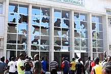 Burkina: les manifestants saccagent l’Assemblée