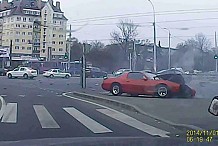 (Vidéo) Russie: Des piétons évitent une voiture de justesse