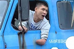 (Vidéo) Chine: Un camionneur sans mains est arrêté par la police