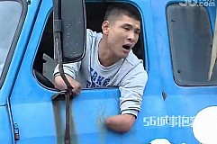 (Vidéo) Chine: Un camionneur sans mains est arrêté par la police (Vidéo) Chine: Un camionneur sans mains est arrêté par la police
