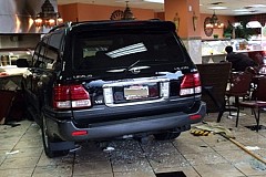 (vidéo) Une voiture fonce dans un restaurant: dix blessés (vidéo) Une voiture fonce dans un restaurant: dix blessés