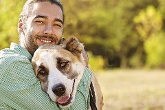 Entre le chien et sa copine, il choisit le chien