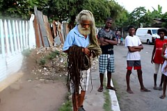 (Photos et Vidéo) Un rastaman avec 40 ans de Dreadlocks
