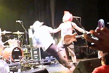 (Vidéo) Un chanteur punk frappe violemment un fan monté sur scène