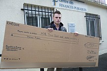 France: Il paie ses impôts avec un énorme chèque en carton de deux mètres