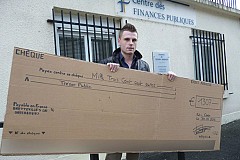 France: Il paie ses impôts avec un énorme chèque en carton de deux mètres France: Il paie ses impôts avec un énorme chèque en carton de deux mètres