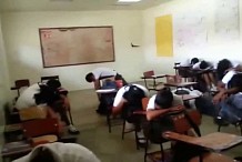 (Vidéo) Des étudiants font les morts en classe