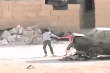 (vidéo) Syrie: Un enfant risque sa vie pour sauver une petite fille d’un sniper 