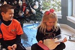 (Vidéo) Des parents piègent leurs enfants en leur offrant des cadeaux de Noël pourris