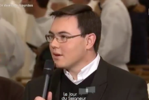 (vidéo) « On se serre les couilles », le lapsus hilarant d’un prêtre en direct sur France2 
