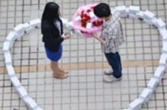 (Vidéo) Il demande sa collègue en mariage avec 99 iPhones : elle dit non (Vidéo) Il demande sa collègue en mariage avec 99 iPhones : elle dit non