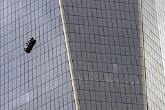 Etats-Unis: deux laveurs de carreaux secourus au 69e étage du World Trade Center Etats-Unis: deux laveurs de carreaux secourus au 69e étage du World Trade Center