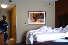 Une femme de chambre filmée en l'absence du client Une femme de chambre filmée en l'absence du client