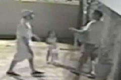 (vidéo) Cet homme, agressé par plusieurs personnes, s'enfuit en abandonnant sa petite fille 