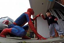 VIDEO. Déguisé en Spider-Man, il surprend son fils atteint d’une tumeur