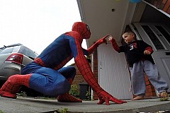 VIDEO. Déguisé en Spider-Man, il surprend son fils atteint d’une tumeur VIDEO. Déguisé en Spider-Man, il surprend son fils atteint d’une tumeur