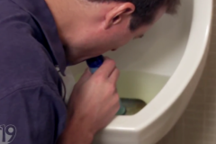 (vidéo) Il boit dans l’urinoir pour prouver l’efficacité de la paille filtrante « LifeStraw » 