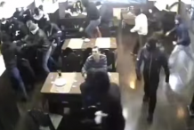 (vidéo) Quel sang-froid! Il reste impassible alors qu'un gang sème la terreur dans un café