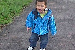 Ce petit bout a vécu un calvaire: ses parents l'ont battu à mort, au point de lui exploser l'intestin en deux Ce petit bout a vécu un calvaire: ses parents l'ont battu à mort, au point de lui exploser l'intestin en deux