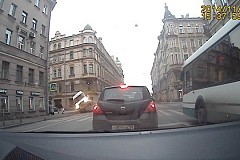 (Vidéo) Russie: Des piétons évitent de justesse un camion (Vidéo) Russie: Des piétons évitent de justesse un camion