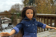 (photos) Une nouvelle Barbie avec des boutons, des vergetures et des cicatrices arrive sur le marché 