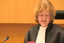 (vidéo) Pays-Bas: En colère, un père jette une chaise sur une juge lors du verdict