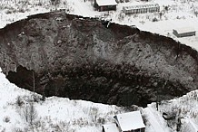 Un gigantesque trou avale un village en Russie