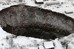 Un gigantesque trou avale un village en Russie Un gigantesque trou avale un village en Russie