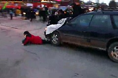 (Vidéo) Etats-Unis: une voiture fonce dans les manifestants (Vidéo) Etats-Unis: une voiture fonce dans les manifestants
