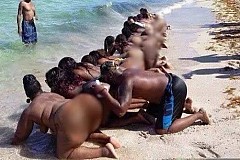 Un pasteur embrasse les fesses des femmes de son église pour leur donner un mari Un pasteur embrasse les fesses des femmes de son église pour leur donner un mari