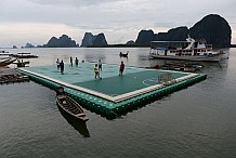 (Vidéo) Thaïlande: Un terrain de foot flottant remet une île à flot