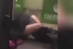 (Vidéo) Un couple de SDF fait l'amour dans une banque (Vidéo) Un couple de SDF fait l'amour dans une banque
