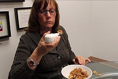 (Vidéo) Parkinson: La cuillère anti-tremblements en vente (Vidéo) Parkinson: La cuillère anti-tremblements en vente