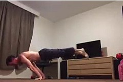 (Vidéo) Les incroyables pompes du Bboy Simonster (Vidéo) Les incroyables pompes du Bboy Simonster