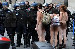 Deux femmes et un homme entièrement nus au milieu des manifestants Deux femmes et un homme entièrement nus au milieu des manifestants
