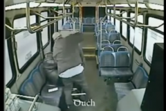 (vidéo) Etats-Unis: Le passager pose trop de questions, le chauffeur de bus le tabasse 