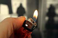 Il brûle les parties intimes de sa fille parce qu'elle parlait avec un garçon Il brûle les parties intimes de sa fille parce qu'elle parlait avec un garçon