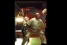 (vidéo) Cet homme danse comme s'il était seul au monde (même si tout le monde le regarde)
