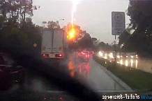 (Vidéo) L’éclair frappe un arbre qui tombe sur la voiture