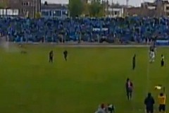 (Vidéo) Au Pérou, un joueur de foot touché par la foudre en plein match (Vidéo) Au Pérou, un joueur de foot touché par la foudre en plein match
