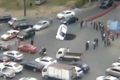 (Vidéo) Une voiture est engloutie dans un grand trou (Vidéo) Une voiture est engloutie dans un grand trou
