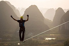 (Vidéo) Chine: Il marche sur une corde de 375m de long entre 2 montagnes à Guilin 