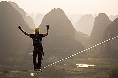 (Vidéo) Chine: Il marche sur une corde de 375m de long entre 2 montagnes à Guilin (Vidéo) Chine: Il marche sur une corde de 375m de long entre 2 montagnes à Guilin