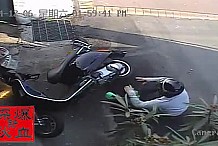 (Vidéo) En scooter, la roue d’un camion lui passe sur la tête