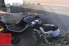 (Vidéo) En scooter, la roue d’un camion lui passe sur la tête (Vidéo) En scooter, la roue d’un camion lui passe sur la tête