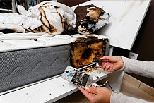 Son smartphone prend feu près de son lit durant la nuit: des flammes hautes d'un mètre dans la chambre