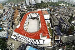 Une piste d’athlétisme longue de 200 mètres construite sur le toit d’une école en Chine