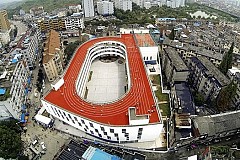 Une piste d’athlétisme longue de 200 mètres construite sur le toit d’une école en Chine Une piste d’athlétisme longue de 200 mètres construite sur le toit d’une école en Chine