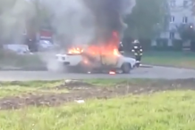 (vidéo) Deux pompiers soufflés par l’explosion d’une voiture 