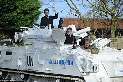 Royaume-Uni: Papa emmène ses fistons à l'école en... tank